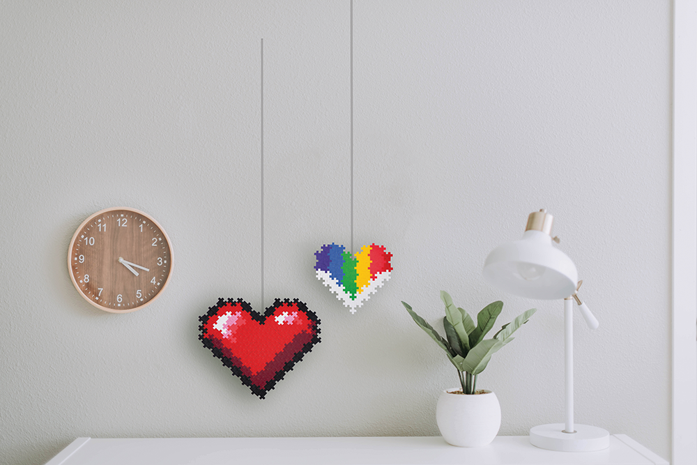 Gotowa mozaika serca z klocków Plus-Plus oraz instrukcja z nadrukowanym wzorem