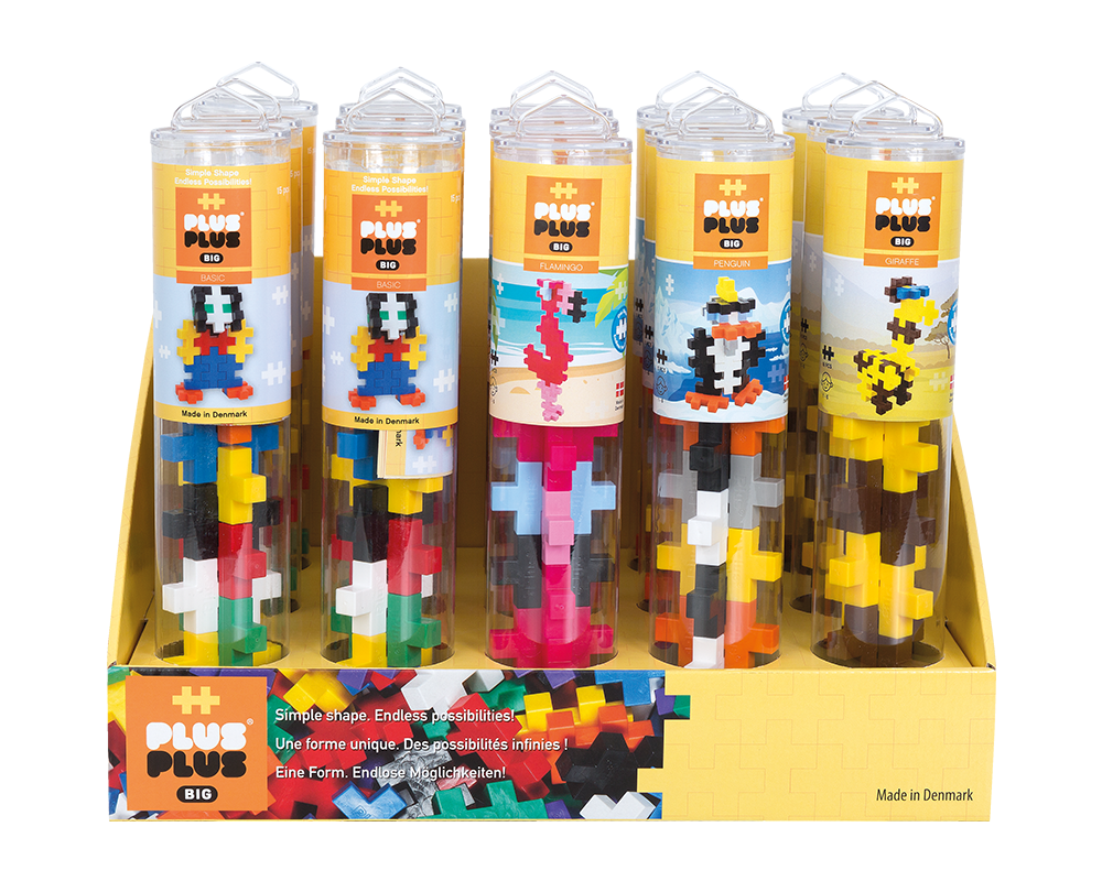 Display z 15 tubami klocków PLUS-PLUS BIG Zwierzęta ustawiony na ladzie sklepowej