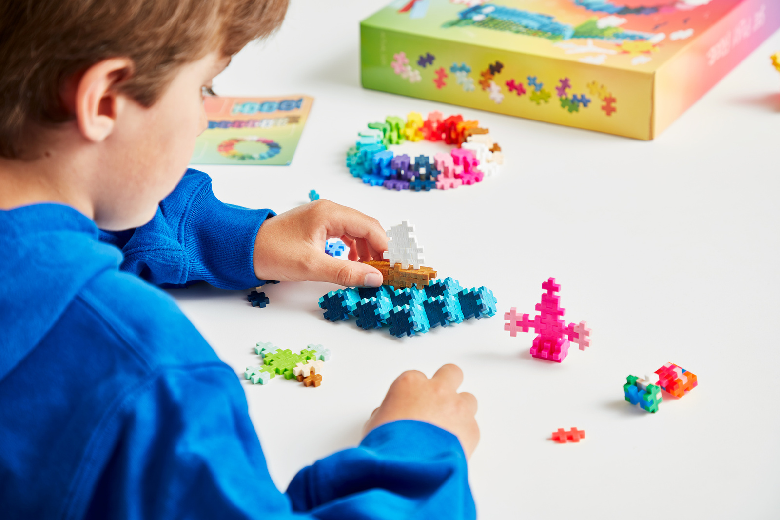 Zawartość zestawu Plus-Plus 1000 elementów z podstawkami i kołami