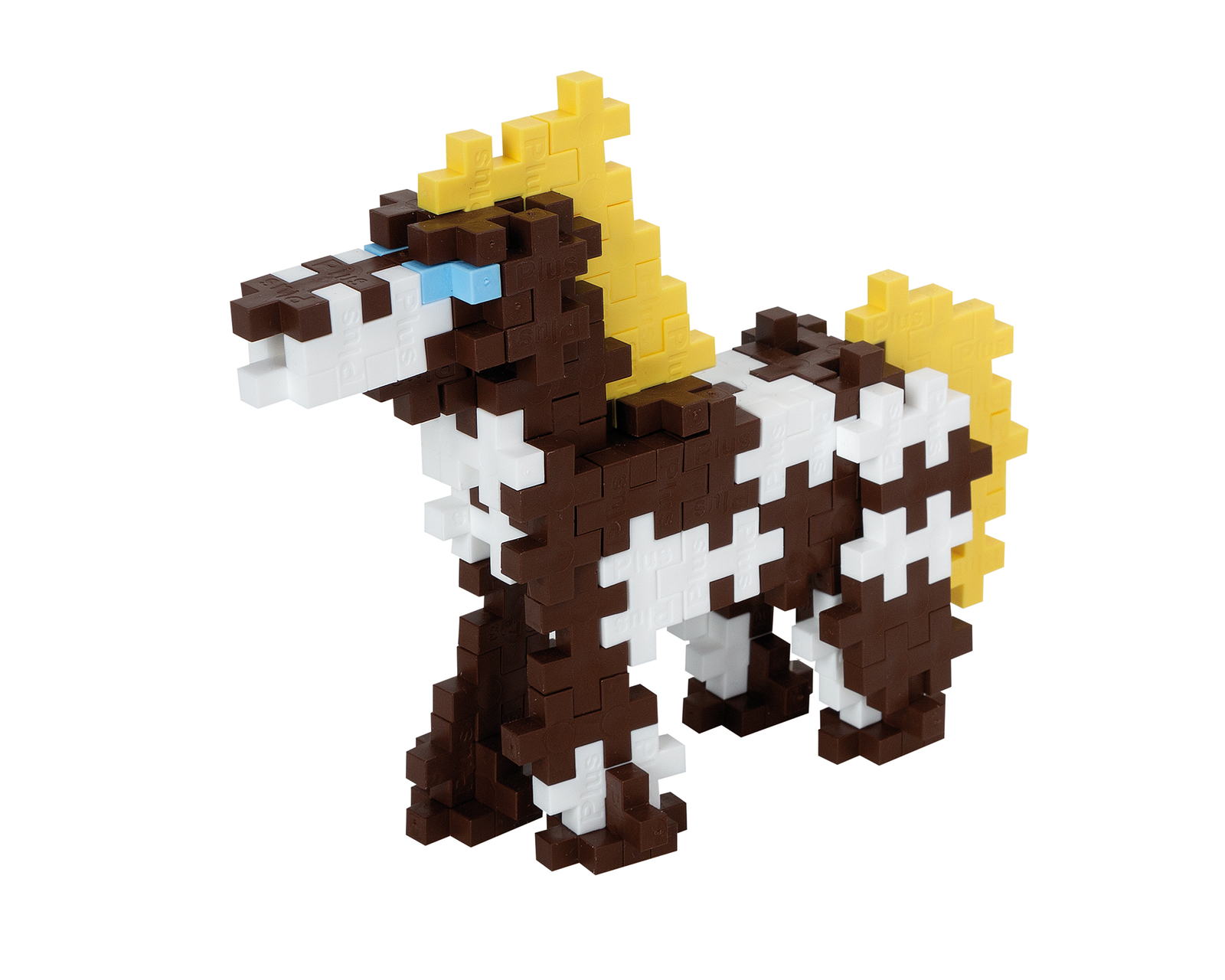 Dziecko bawiące się klockami Plus-Plus Tuba Koń, tworząc różne konstrukcje