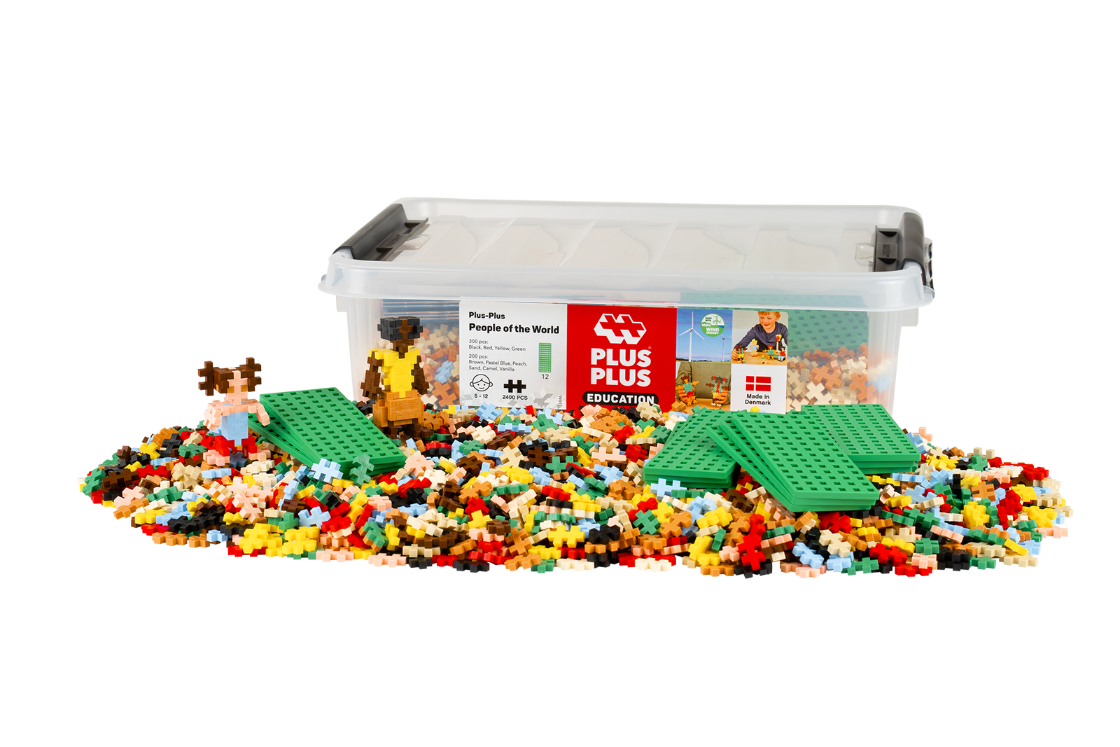 Pojemnik z klockami PLUS-PLUS NAUCZ SIĘ BUDOWAĆ LUDZI Z CAŁEGO ŚWIATA 2400 ELEMENTÓW wysypanymi przed opakowaniem oraz przykładowymi postaciami z klocków