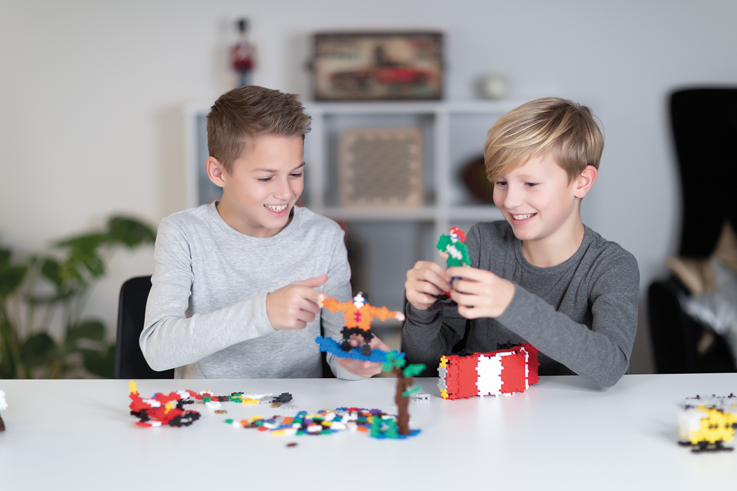 Zawartość zestawu Plus-Plus Learn To Build – klocki basic i neonowe, płytki bazowe oraz przewodnik budowania