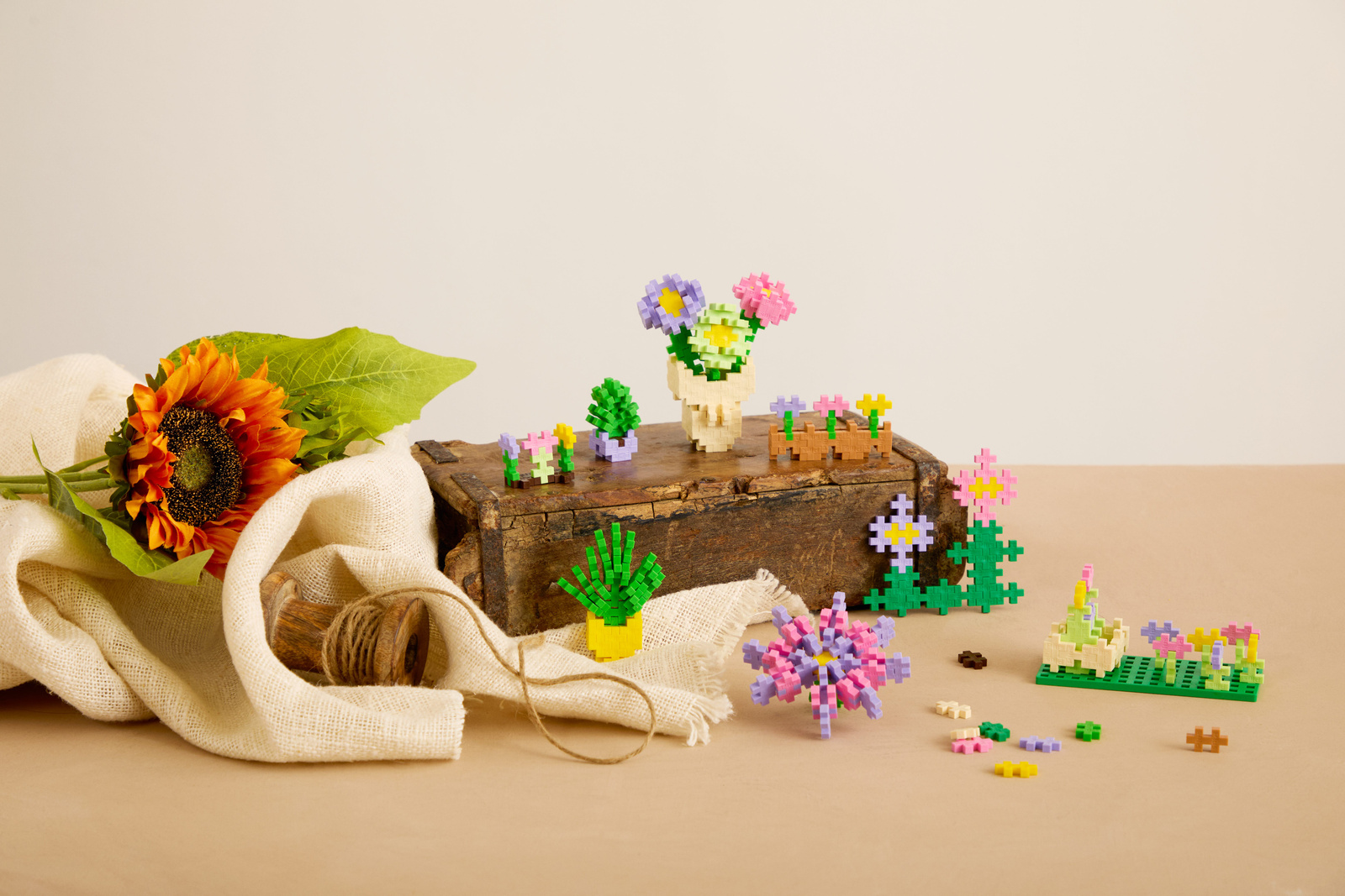 Zestaw klocków Plus-Plus Kwiaciarnia – elementy, płytki bazowe i rozbudowane scenki