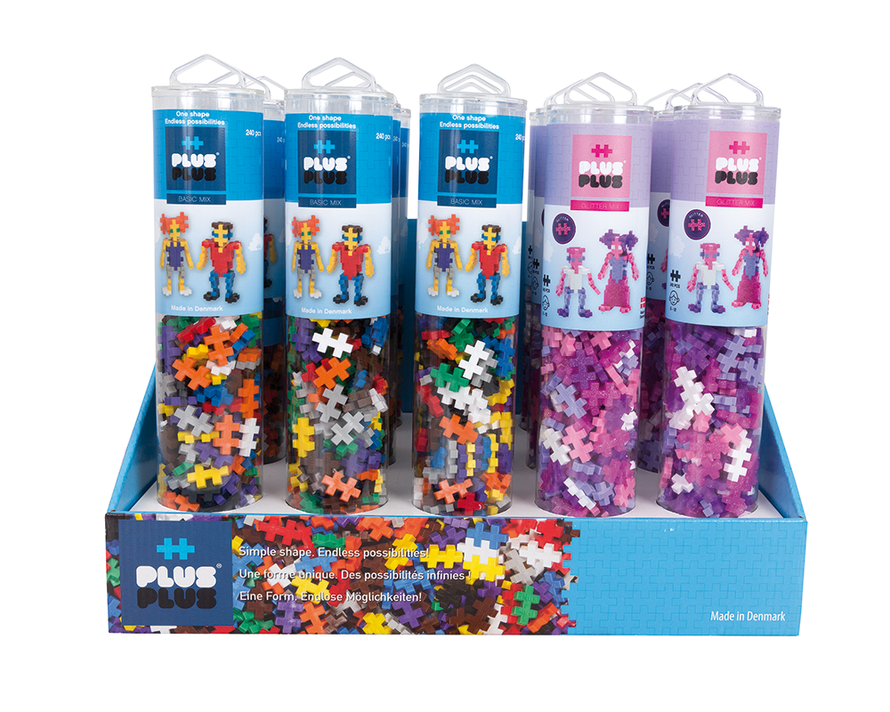 Display Plus-Plus z 15 tubami klocków basic i brokatowych ustawionych w kolorowej ekspozycji sklepowej