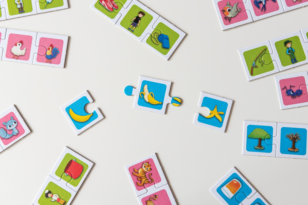 Rozłożone na stole puzzle Carotina Logika 3 w 1 podczas zabawy