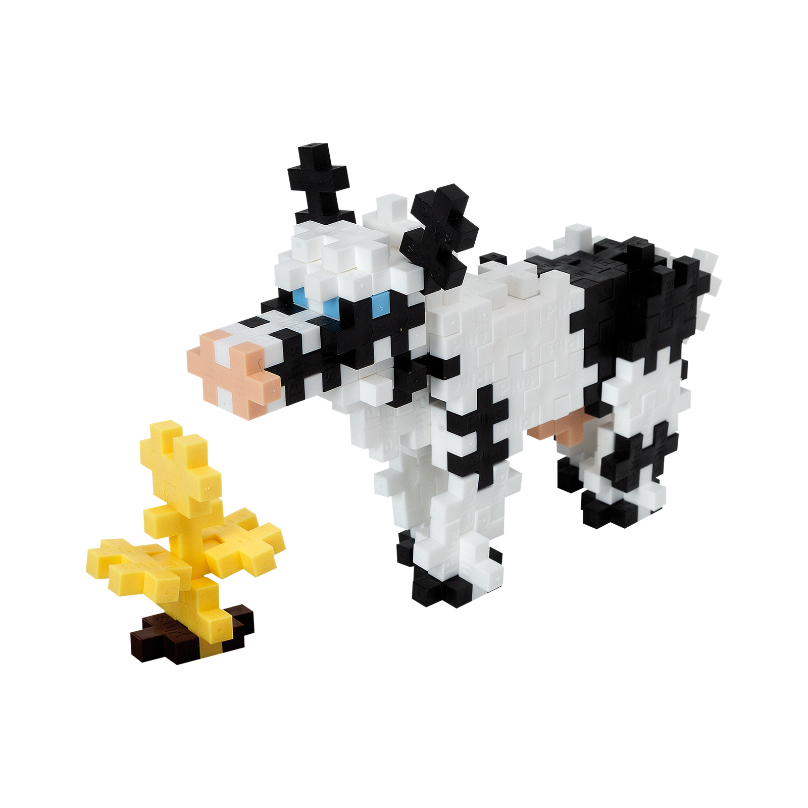 Klocki PLUS-PLUS Krowa ułożone w różne konstrukcje trójwymiarowe