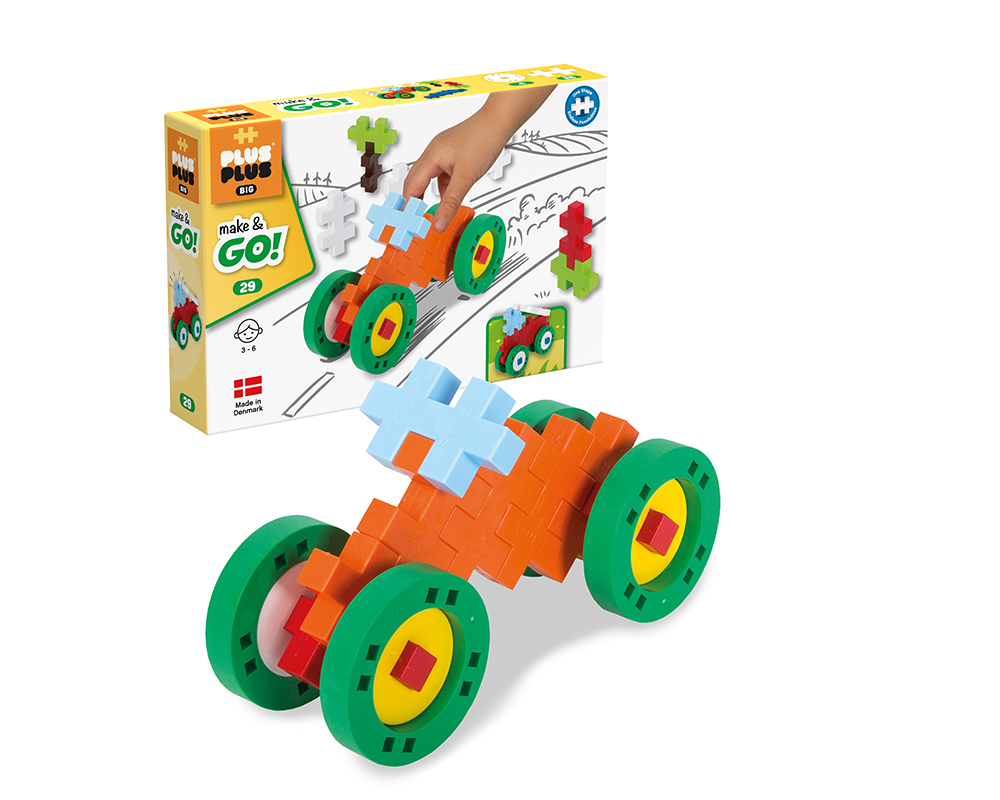 Dziecko bawiące się klockami PLUS-PLUS BIG MAKE & GO! układając samochód na płaskiej powierzchni
