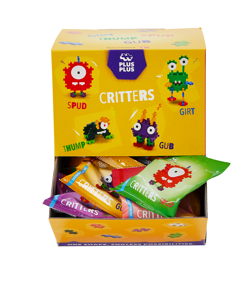 Zbliżenie klocków Plus-Plus i potworków zbudowanych z zestawu