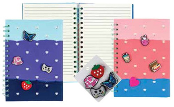 Notatnik z silikonową okładką i zawieszkami 1szt.mix