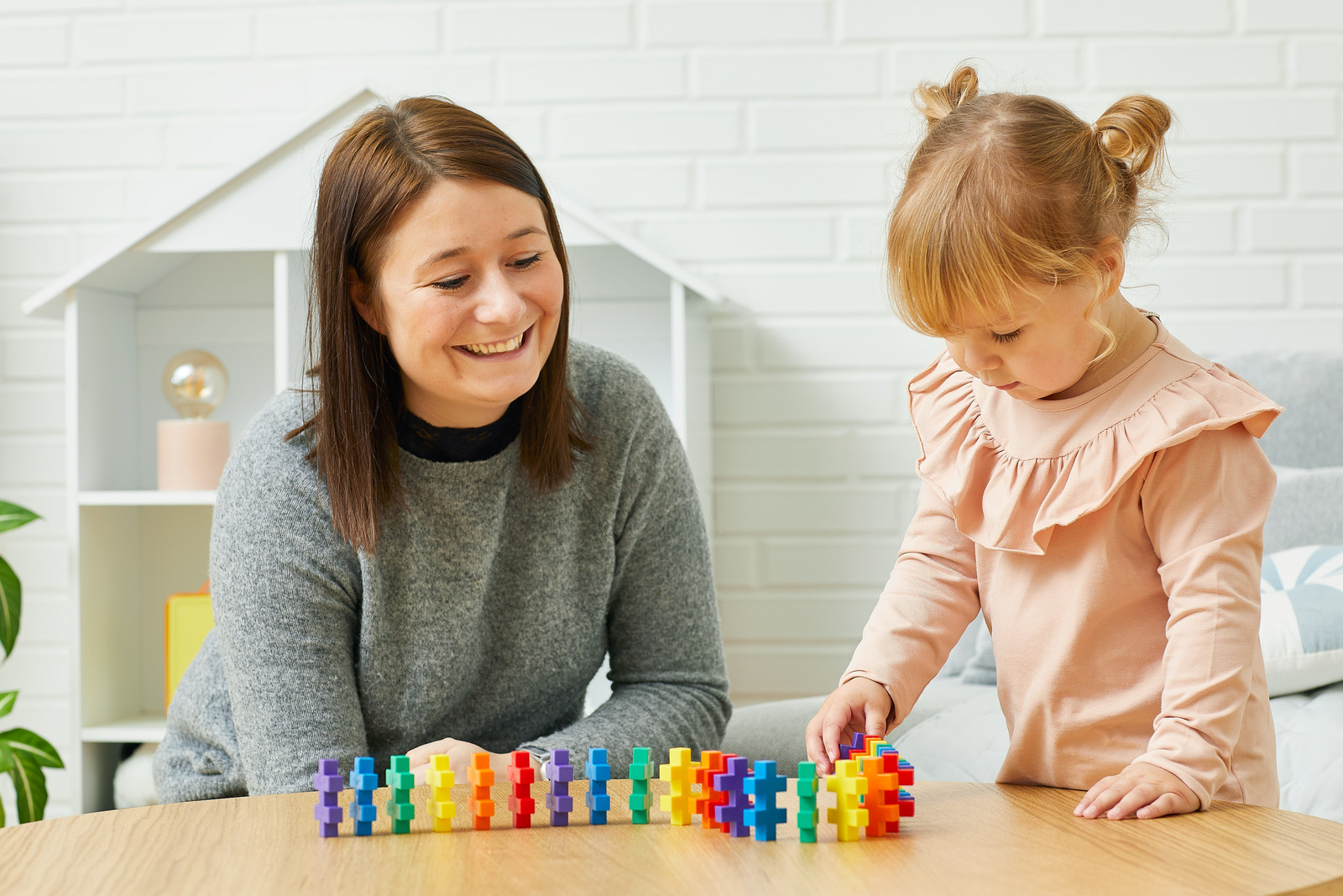 PLUS-PLUS BIG Naucz się budować zestaw aktywności – mama i dziecko bawiące się klockami przy stole