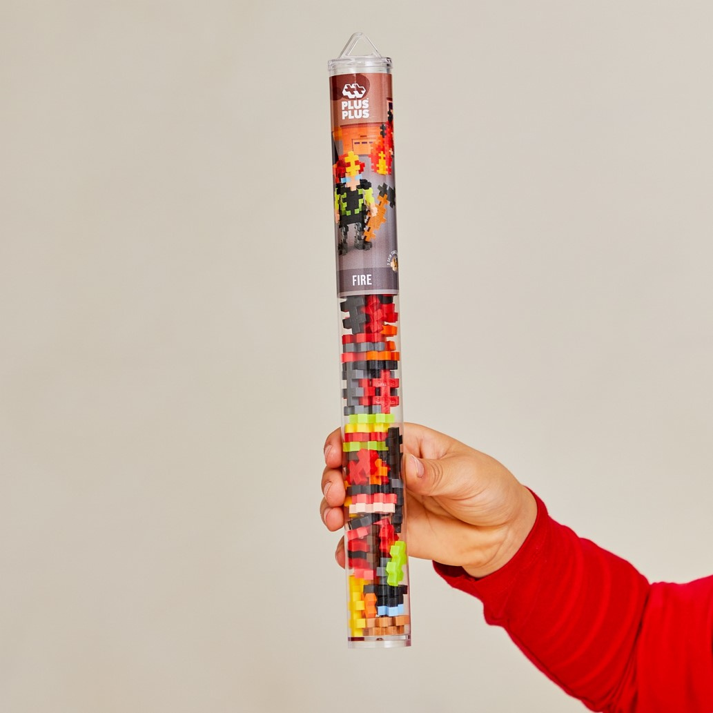 PLUS-PLUS Tuba Strażak – kolorowe klocki wysypane z tuby