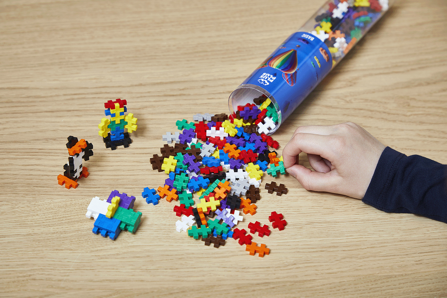 PLUS-PLUS TUBA BASIC MIX – zbliżenie na kolorowe klocki w różnych barwach i ułożeniach