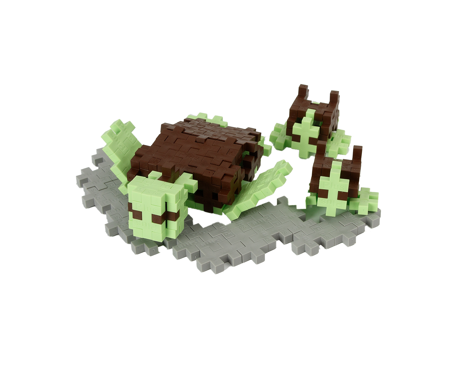 Klocki Plus-Plus w różnych kolorach podczas tworzenia kształtu żółwia