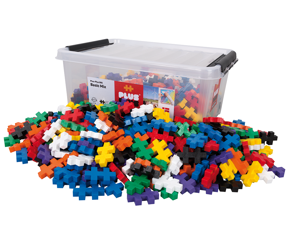 Pojemnik z klockami PLUS-PLUS BIG MIX podstawowych kolorów wysypany na stół
