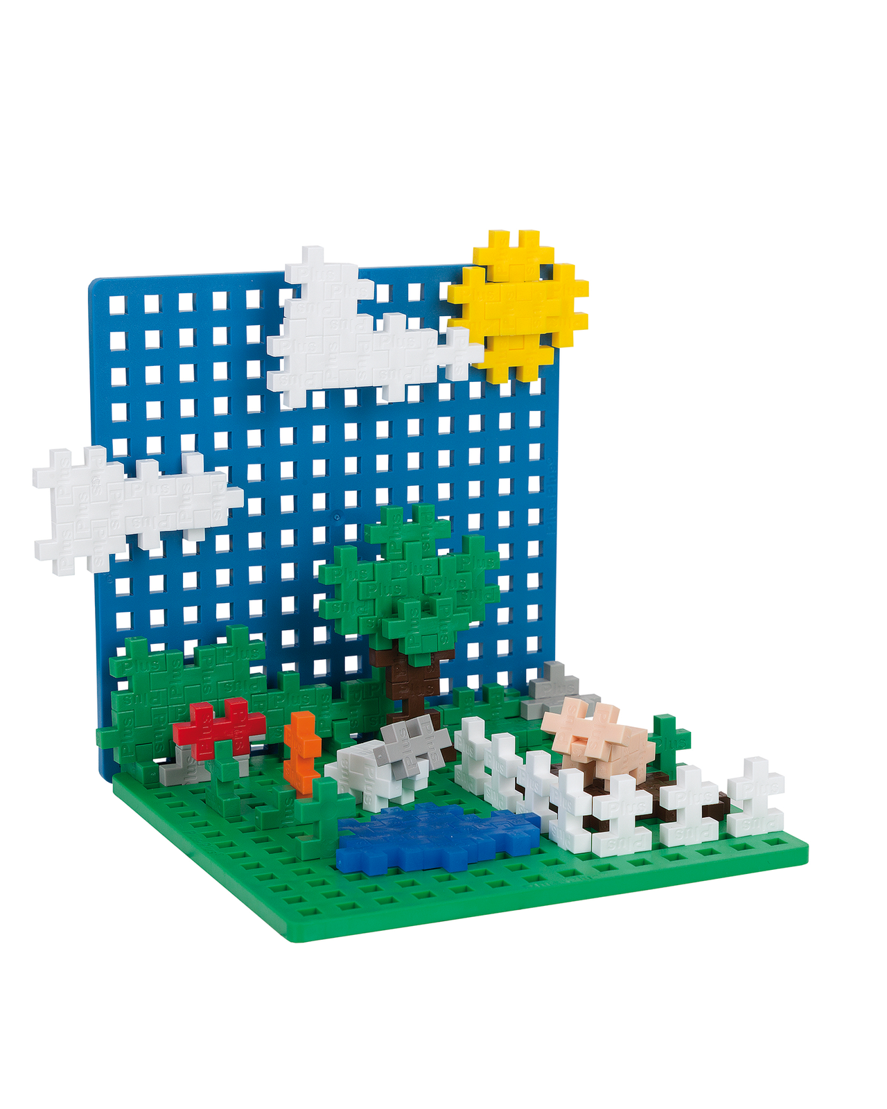 Dziecko bawiące się klockami Plus-Plus, tworzące kolorowe konstrukcje na płytkach bazowych