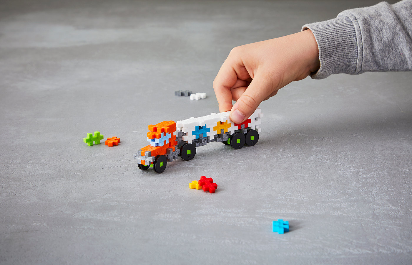 Klocki Plus-Plus w żywych kolorach – możliwości budowy ciężarówki i innych konstrukcji