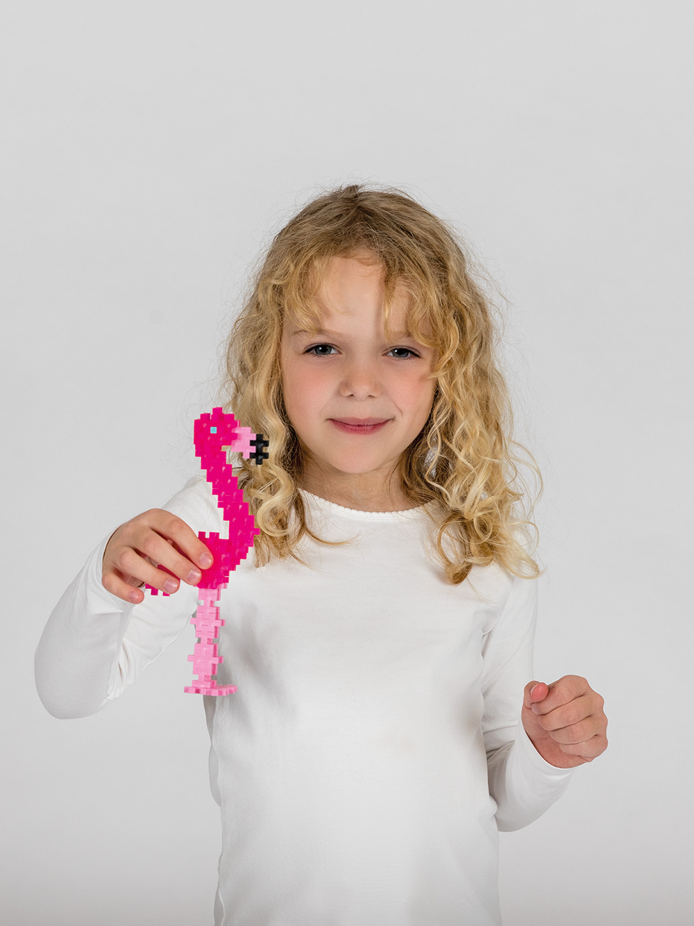 Klocki konstrukcyjne Plus-Plus Tuba Flaming 100 elementów – zbudowany flaming i tuba z klockami na białym tle