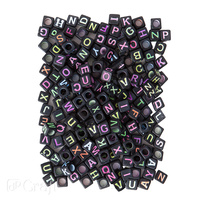 KORALIKI, 124 SZT. - LITERKI NEON NA CZARNEJ BAZIE